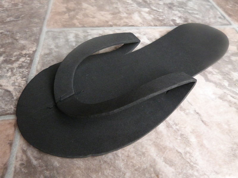 Black disposable flip flops, one-size-fits-all